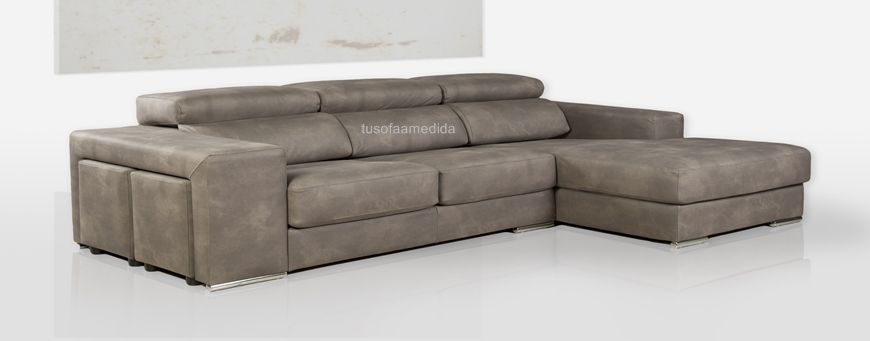 Sofá con chaise longue y brazo con dos poufs al mejor precio, todas las medidas y colores.