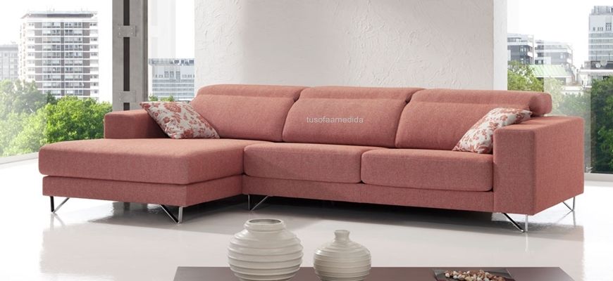 Sofá con chaise longue de patas altas y estética minimalista, confort y calidad a buen precio.